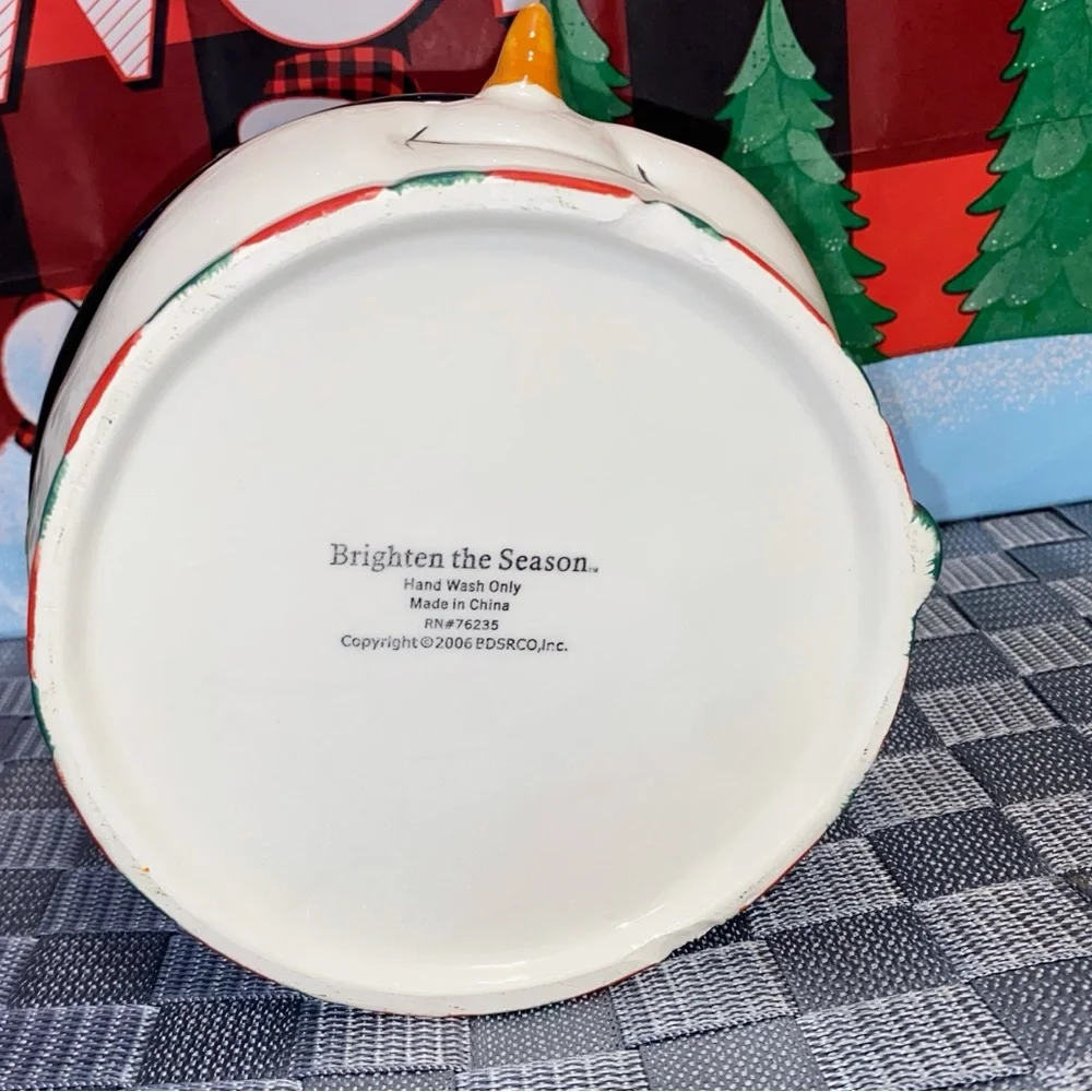 SUPER CUTE SNOWMAN CERAMIC BOWL WITH XMAS LIGHTS GOING ACROSS HANDLE